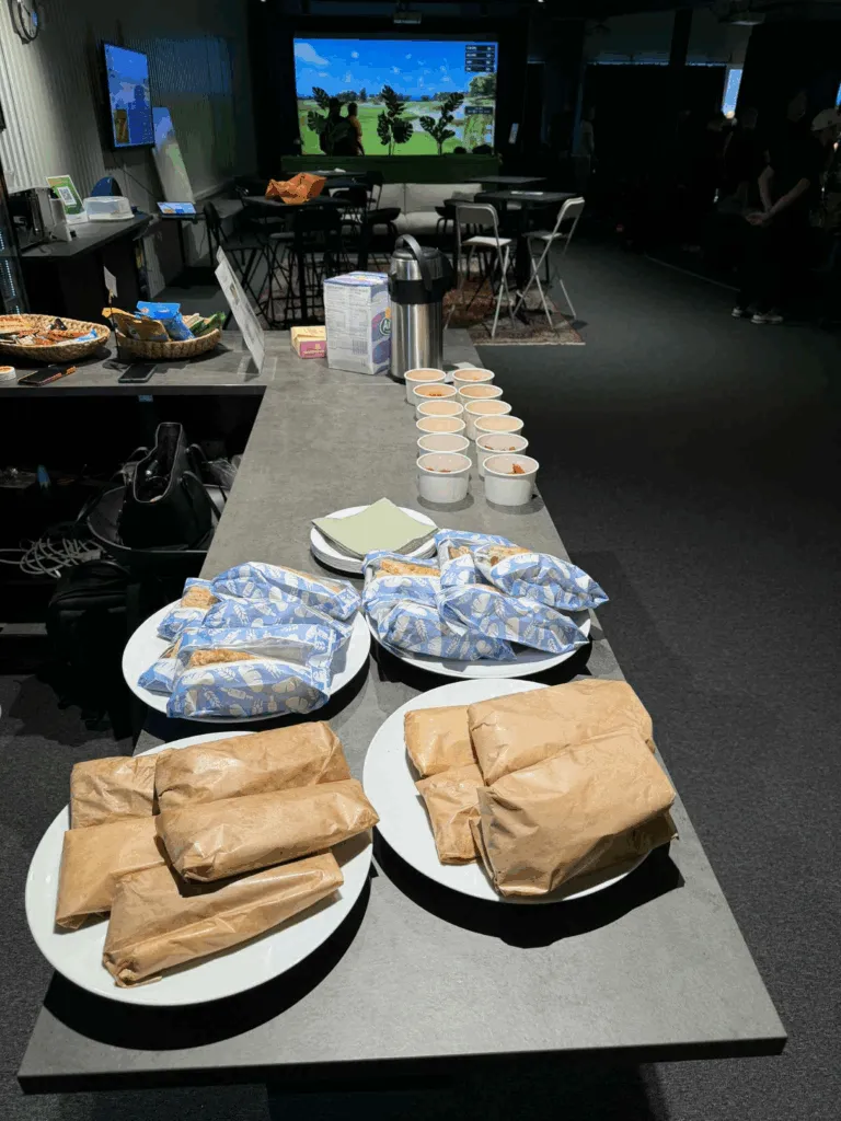 Fika uppdukad i BA Golfs simulatorhall.