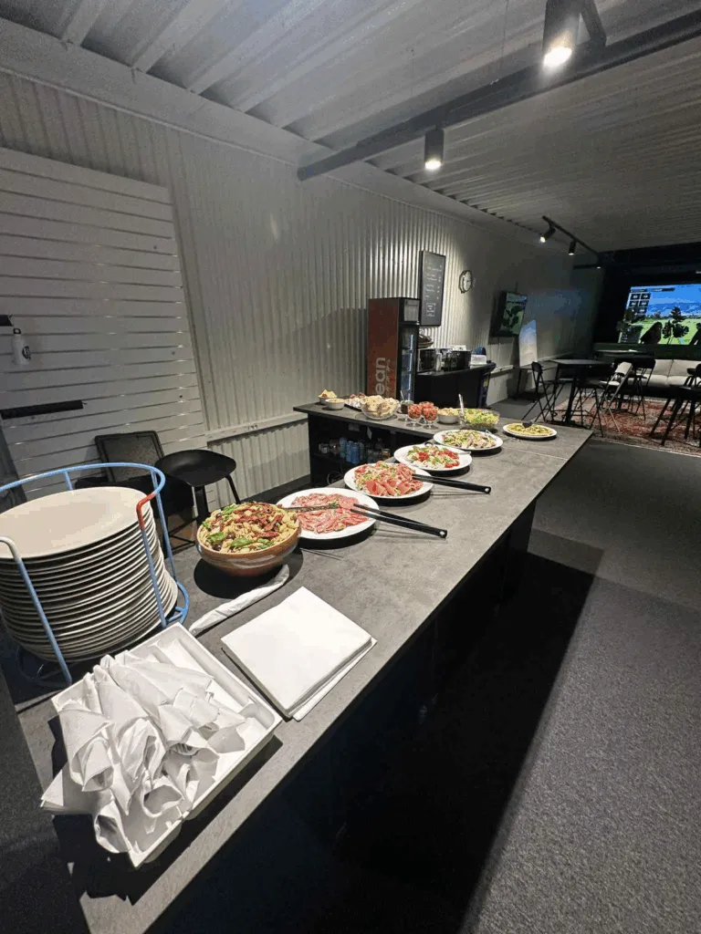Cateringbuffé i BA Golfs simulatorhall.