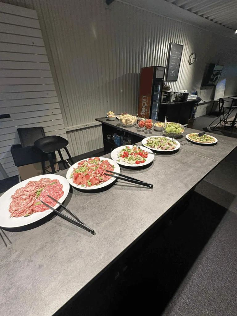 Catering med sallad och charkuterier i BA Golfs simulatorhall.